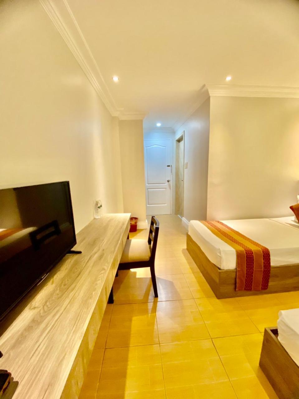 Hotel Euroasia By Bluebookers Angeles Exterior foto